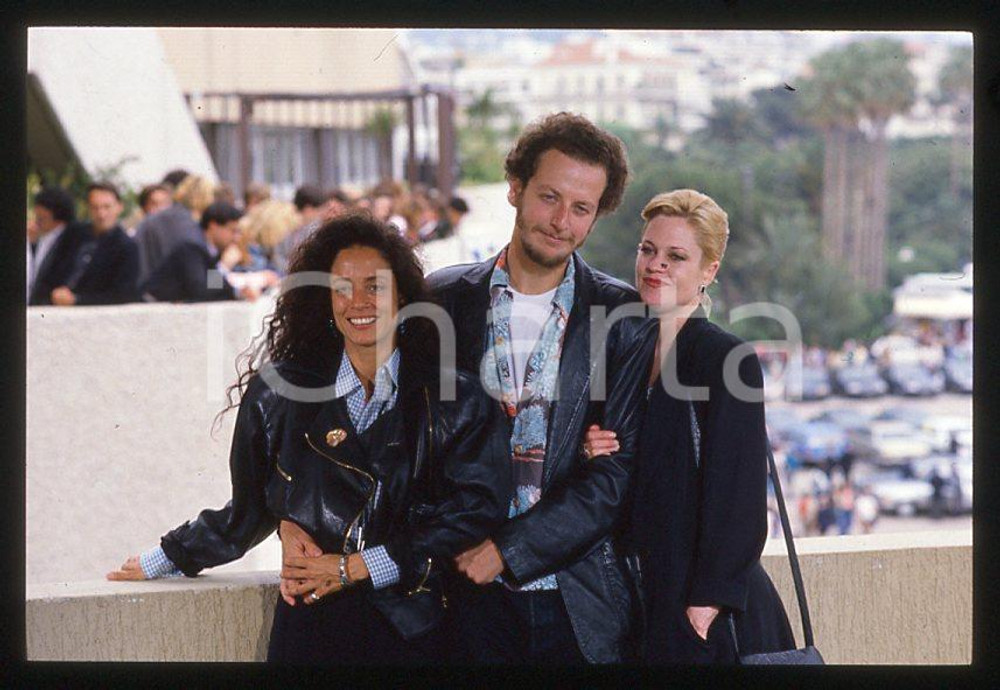 Melanie GRIFFITH Sonia BRAGA Daniel STERN - CANNES 1988 *35mm vintage slide 2 Diapositiva originale, in formato 35 mm.Per i diritti rivolgersi a ICharta.E' severamente vietata la riproduzione. Tutti i diritti sono riservati.ICharta mette in vendita, sul negozio eBay e in esclusiva sul sito "icharta" il proprio archivio composto da numerose diapositive e negativi fotografici d'epoca, tutti originali e autentici, che attraversano la storia del costume tra la fine degli anni Sessanta e Novanta.Si tratta di uno sguardo inedito sull'attualità, la politica, la vita quotidiana, il gossip e la cultura, che fotografa il cambiamento della nazione in quest'ultimo scorcio del XX secolo. Un'occasione unica per il mercato del collezionismo, che vede finalmente disponibile un archivio eccezionale per vastità, tematiche e condizioni, in un settore (il negativo fotografico e la diapositiva) di assoluta novità e dalle interessanti prospettive di investimento.  GOOD/buono   originale e autentica 1