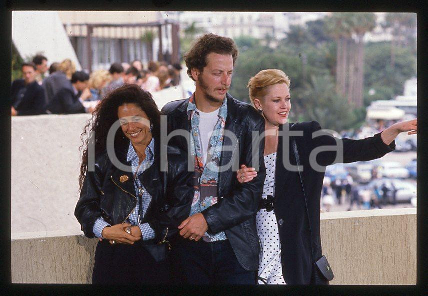 Melanie GRIFFITH Sonia BRAGA Daniel STERN - CANNES 1988 *35mm vintage slide 3 Diapositiva originale, in formato 35 mm.Per i diritti rivolgersi a ICharta.E' severamente vietata la riproduzione. Tutti i diritti sono riservati.ICharta mette in vendita, sul negozio eBay e in esclusiva sul sito "icharta" il proprio archivio composto da numerose diapositive e negativi fotografici d'epoca, tutti originali e autentici, che attraversano la storia del costume tra la fine degli anni Sessanta e Novanta.Si tratta di uno sguardo inedito sull'attualità, la politica, la vita quotidiana, il gossip e la cultura, che fotografa il cambiamento della nazione in quest'ultimo scorcio del XX secolo. Un'occasione unica per il mercato del collezionismo, che vede finalmente disponibile un archivio eccezionale per vastità, tematiche e condizioni, in un settore (il negativo fotografico e la diapositiva) di assoluta novità e dalle interessanti prospettive di investimento.  GOOD/buono   originale e autentica 1