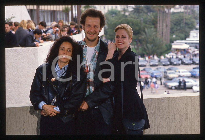 Melanie GRIFFITH Sonia BRAGA Daniel STERN - CANNES 1988 *35mm vintage slide 1 Diapositiva originale, in formato 35 mm.Per i diritti rivolgersi a ICharta.E' severamente vietata la riproduzione. Tutti i diritti sono riservati.ICharta mette in vendita, sul negozio eBay e in esclusiva sul sito "icharta" il proprio archivio composto da numerose diapositive e negativi fotografici d'epoca, tutti originali e autentici, che attraversano la storia del costume tra la fine degli anni Sessanta e Novanta.Si tratta di uno sguardo inedito sull'attualità, la politica, la vita quotidiana, il gossip e la cultura, che fotografa il cambiamento della nazione in quest'ultimo scorcio del XX secolo. Un'occasione unica per il mercato del collezionismo, che vede finalmente disponibile un archivio eccezionale per vastità, tematiche e condizioni, in un settore (il negativo fotografico e la diapositiva) di assoluta novità e dalle interessanti prospettive di investimento.  GOOD/buono   originale e autentica 1