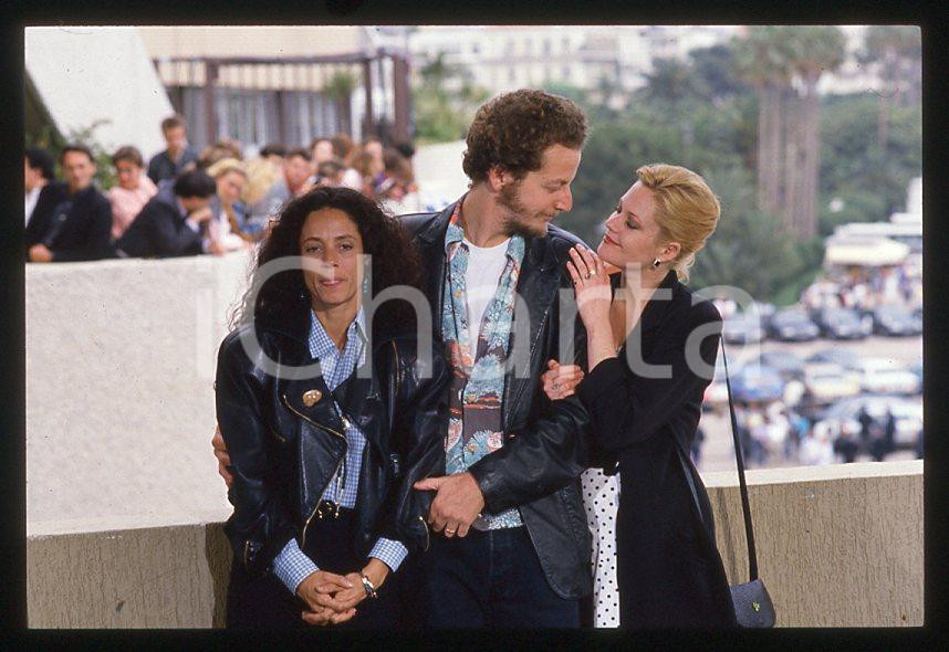 Melanie GRIFFITH Sonia BRAGA Daniel STERN - CANNES 1988 *35mm vintage slide 5 Diapositiva originale, in formato 35 mm.Per i diritti rivolgersi a ICharta.E' severamente vietata la riproduzione. Tutti i diritti sono riservati.ICharta mette in vendita, sul negozio eBay e in esclusiva sul sito "icharta" il proprio archivio composto da numerose diapositive e negativi fotografici d'epoca, tutti originali e autentici, che attraversano la storia del costume tra la fine degli anni Sessanta e Novanta.Si tratta di uno sguardo inedito sull'attualità, la politica, la vita quotidiana, il gossip e la cultura, che fotografa il cambiamento della nazione in quest'ultimo scorcio del XX secolo. Un'occasione unica per il mercato del collezionismo, che vede finalmente disponibile un archivio eccezionale per vastità, tematiche e condizioni, in un settore (il negativo fotografico e la diapositiva) di assoluta novità e dalle interessanti prospettive di investimento.  GOOD/buono   originale e autentica 1