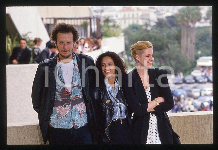Melanie GRIFFITH Sonia BRAGA Daniel STERN - CANNES 1988 *35mm vintage slide 4 Diapositiva originale, in formato 35 mm.Per i diritti rivolgersi a ICharta.E' severamente vietata la riproduzione. Tutti i diritti sono riservati.ICharta mette in vendita, sul negozio eBay e in esclusiva sul sito "icharta" il proprio archivio composto da numerose diapositive e negativi fotografici d'epoca, tutti originali e autentici, che attraversano la storia del costume tra la fine degli anni Sessanta e Novanta.Si tratta di uno sguardo inedito sull'attualità, la politica, la vita quotidiana, il gossip e la cultura, che fotografa il cambiamento della nazione in quest'ultimo scorcio del XX secolo. Un'occasione unica per il mercato del collezionismo, che vede finalmente disponibile un archivio eccezionale per vastità, tematiche e condizioni, in un settore (il negativo fotografico e la diapositiva) di assoluta novità e dalle interessanti prospettive di investimento.  GOOD/buono   originale e autentica 1