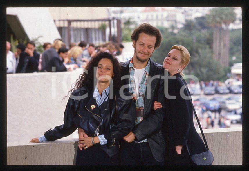 Melanie GRIFFITH Sonia BRAGA Daniel STERN - CANNES 1988 *35mm vintage slide 9 Diapositiva originale, in formato 35 mm.Per i diritti rivolgersi a ICharta.E' severamente vietata la riproduzione. Tutti i diritti sono riservati.ICharta mette in vendita, sul negozio eBay e in esclusiva sul sito "icharta" il proprio archivio composto da numerose diapositive e negativi fotografici d'epoca, tutti originali e autentici, che attraversano la storia del costume tra la fine degli anni Sessanta e Novanta.Si tratta di uno sguardo inedito sull'attualità, la politica, la vita quotidiana, il gossip e la cultura, che fotografa il cambiamento della nazione in quest'ultimo scorcio del XX secolo. Un'occasione unica per il mercato del collezionismo, che vede finalmente disponibile un archivio eccezionale per vastità, tematiche e condizioni, in un settore (il negativo fotografico e la diapositiva) di assoluta novità e dalle interessanti prospettive di investimento.  GOOD/buono   originale e autentica 1