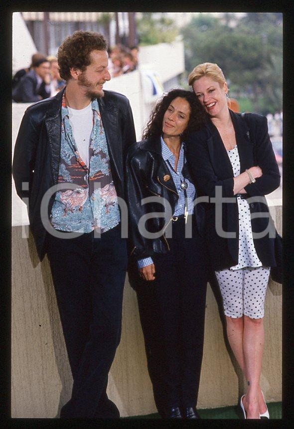 Melanie GRIFFITH Sonia BRAGA Daniel STERN - CANNES 1988 *35mm vintage slide 8 Diapositiva originale, in formato 35 mm.Per i diritti rivolgersi a ICharta.E' severamente vietata la riproduzione. Tutti i diritti sono riservati.ICharta mette in vendita, sul negozio eBay e in esclusiva sul sito "icharta" il proprio archivio composto da numerose diapositive e negativi fotografici d'epoca, tutti originali e autentici, che attraversano la storia del costume tra la fine degli anni Sessanta e Novanta.Si tratta di uno sguardo inedito sull'attualità, la politica, la vita quotidiana, il gossip e la cultura, che fotografa il cambiamento della nazione in quest'ultimo scorcio del XX secolo. Un'occasione unica per il mercato del collezionismo, che vede finalmente disponibile un archivio eccezionale per vastità, tematiche e condizioni, in un settore (il negativo fotografico e la diapositiva) di assoluta novità e dalle interessanti prospettive di investimento.  GOOD/buono   originale e autentica 1
