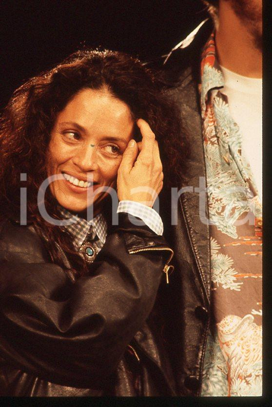 Sonia BRAGA - Festival di CANNES 1988 - Ritratto *35mm vintage slide 3 Diapositiva originale, in formato 35 mm.Per i diritti rivolgersi a ICharta.E' severamente vietata la riproduzione. Tutti i diritti sono riservati.ICharta mette in vendita, sul negozio eBay e in esclusiva sul sito "icharta" il proprio archivio composto da numerose diapositive e negativi fotografici d'epoca, tutti originali e autentici, che attraversano la storia del costume tra la fine degli anni Sessanta e Novanta.Si tratta di uno sguardo inedito sull'attualità, la politica, la vita quotidiana, il gossip e la cultura, che fotografa il cambiamento della nazione in quest'ultimo scorcio del XX secolo. Un'occasione unica per il mercato del collezionismo, che vede finalmente disponibile un archivio eccezionale per vastità, tematiche e condizioni, in un settore (il negativo fotografico e la diapositiva) di assoluta novità e dalle interessanti prospettive di investimento.  GOOD/buono   originale e autentica 1