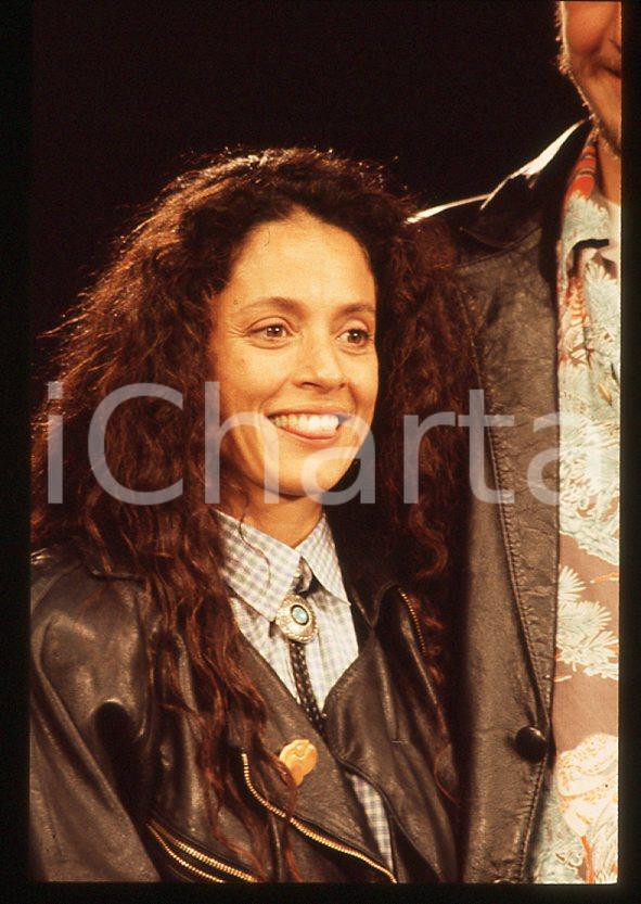 Sonia BRAGA - Festival di CANNES 1988 - Ritratto *35mm vintage slide 2 Diapositiva originale, in formato 35 mm.Per i diritti rivolgersi a ICharta.E' severamente vietata la riproduzione. Tutti i diritti sono riservati.ICharta mette in vendita, sul negozio eBay e in esclusiva sul sito "icharta" il proprio archivio composto da numerose diapositive e negativi fotografici d'epoca, tutti originali e autentici, che attraversano la storia del costume tra la fine degli anni Sessanta e Novanta.Si tratta di uno sguardo inedito sull'attualità, la politica, la vita quotidiana, il gossip e la cultura, che fotografa il cambiamento della nazione in quest'ultimo scorcio del XX secolo. Un'occasione unica per il mercato del collezionismo, che vede finalmente disponibile un archivio eccezionale per vastità, tematiche e condizioni, in un settore (il negativo fotografico e la diapositiva) di assoluta novità e dalle interessanti prospettive di investimento.  GOOD/buono   originale e autentica 1