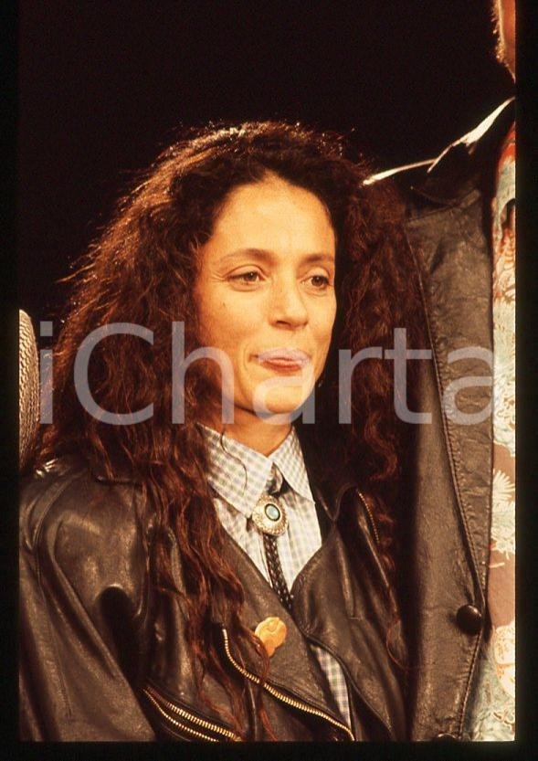 Sonia BRAGA - Festival di CANNES 1988 - Ritratto *35mm vintage slide 4 Diapositiva originale, in formato 35 mm.Per i diritti rivolgersi a ICharta.E' severamente vietata la riproduzione. Tutti i diritti sono riservati.ICharta mette in vendita, sul negozio eBay e in esclusiva sul sito "icharta" il proprio archivio composto da numerose diapositive e negativi fotografici d'epoca, tutti originali e autentici, che attraversano la storia del costume tra la fine degli anni Sessanta e Novanta.Si tratta di uno sguardo inedito sull'attualità, la politica, la vita quotidiana, il gossip e la cultura, che fotografa il cambiamento della nazione in quest'ultimo scorcio del XX secolo. Un'occasione unica per il mercato del collezionismo, che vede finalmente disponibile un archivio eccezionale per vastità, tematiche e condizioni, in un settore (il negativo fotografico e la diapositiva) di assoluta novità e dalle interessanti prospettive di investimento.  GOOD/buono   originale e autentica 1