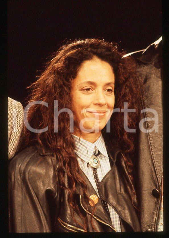 Sonia BRAGA - Festival di CANNES 1988 - Ritratto *35mm vintage slide 7 Diapositiva originale, in formato 35 mm.Per i diritti rivolgersi a ICharta.E' severamente vietata la riproduzione. Tutti i diritti sono riservati.ICharta mette in vendita, sul negozio eBay e in esclusiva sul sito "icharta" il proprio archivio composto da numerose diapositive e negativi fotografici d'epoca, tutti originali e autentici, che attraversano la storia del costume tra la fine degli anni Sessanta e Novanta.Si tratta di uno sguardo inedito sull'attualità, la politica, la vita quotidiana, il gossip e la cultura, che fotografa il cambiamento della nazione in quest'ultimo scorcio del XX secolo. Un'occasione unica per il mercato del collezionismo, che vede finalmente disponibile un archivio eccezionale per vastità, tematiche e condizioni, in un settore (il negativo fotografico e la diapositiva) di assoluta novità e dalle interessanti prospettive di investimento.  GOOD/buono   originale e autentica 1