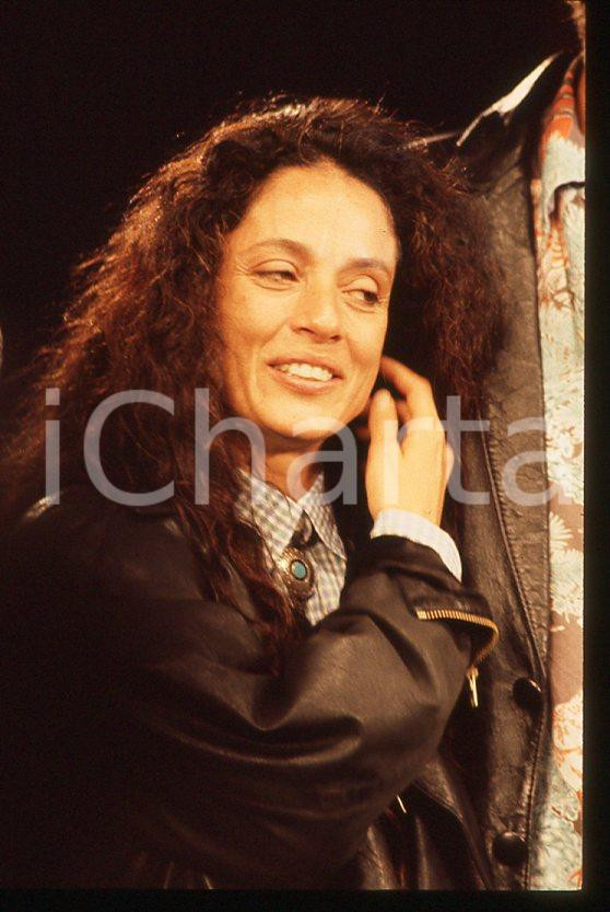 Sonia BRAGA - Festival di CANNES 1988 - Ritratto *35mm vintage slide 6 Diapositiva originale, in formato 35 mm.Per i diritti rivolgersi a ICharta.E' severamente vietata la riproduzione. Tutti i diritti sono riservati.ICharta mette in vendita, sul negozio eBay e in esclusiva sul sito "icharta" il proprio archivio composto da numerose diapositive e negativi fotografici d'epoca, tutti originali e autentici, che attraversano la storia del costume tra la fine degli anni Sessanta e Novanta.Si tratta di uno sguardo inedito sull'attualità, la politica, la vita quotidiana, il gossip e la cultura, che fotografa il cambiamento della nazione in quest'ultimo scorcio del XX secolo. Un'occasione unica per il mercato del collezionismo, che vede finalmente disponibile un archivio eccezionale per vastità, tematiche e condizioni, in un settore (il negativo fotografico e la diapositiva) di assoluta novità e dalle interessanti prospettive di investimento.  GOOD/buono   originale e autentica 1