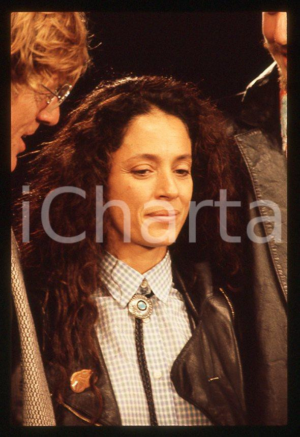Sonia BRAGA - Festival di CANNES 1988 - Ritratto *35mm vintage slide 8 Diapositiva originale, in formato 35 mm.Per i diritti rivolgersi a ICharta.E' severamente vietata la riproduzione. Tutti i diritti sono riservati.ICharta mette in vendita, sul negozio eBay e in esclusiva sul sito "icharta" il proprio archivio composto da numerose diapositive e negativi fotografici d'epoca, tutti originali e autentici, che attraversano la storia del costume tra la fine degli anni Sessanta e Novanta.Si tratta di uno sguardo inedito sull'attualità, la politica, la vita quotidiana, il gossip e la cultura, che fotografa il cambiamento della nazione in quest'ultimo scorcio del XX secolo. Un'occasione unica per il mercato del collezionismo, che vede finalmente disponibile un archivio eccezionale per vastità, tematiche e condizioni, in un settore (il negativo fotografico e la diapositiva) di assoluta novità e dalle interessanti prospettive di investimento.  GOOD/buono   originale e autentica 1