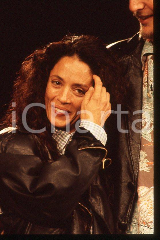 Sonia BRAGA - Festival di CANNES 1988 - Ritratto *35mm vintage slide 9 Diapositiva originale, in formato 35 mm.Per i diritti rivolgersi a ICharta.E' severamente vietata la riproduzione. Tutti i diritti sono riservati.ICharta mette in vendita, sul negozio eBay e in esclusiva sul sito "icharta" il proprio archivio composto da numerose diapositive e negativi fotografici d'epoca, tutti originali e autentici, che attraversano la storia del costume tra la fine degli anni Sessanta e Novanta.Si tratta di uno sguardo inedito sull'attualità, la politica, la vita quotidiana, il gossip e la cultura, che fotografa il cambiamento della nazione in quest'ultimo scorcio del XX secolo. Un'occasione unica per il mercato del collezionismo, che vede finalmente disponibile un archivio eccezionale per vastità, tematiche e condizioni, in un settore (il negativo fotografico e la diapositiva) di assoluta novità e dalle interessanti prospettive di investimento.  GOOD/buono   originale e autentica 1
