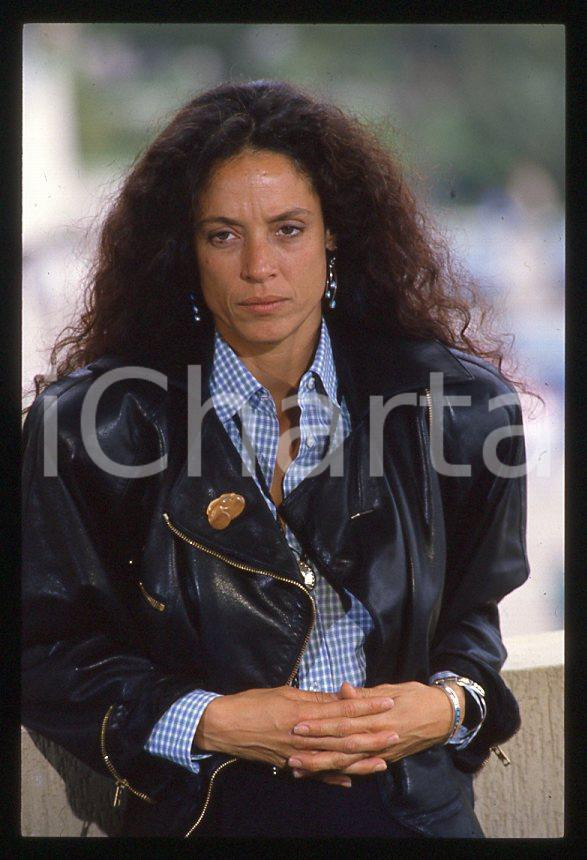 Sonia BRAGA - Festival di CANNES 1988 - Ritratto *35mm vintage slide 12 Diapositiva originale, in formato 35 mm.Per i diritti rivolgersi a ICharta.E' severamente vietata la riproduzione. Tutti i diritti sono riservati.ICharta mette in vendita, sul negozio eBay e in esclusiva sul sito "icharta" il proprio archivio composto da numerose diapositive e negativi fotografici d'epoca, tutti originali e autentici, che attraversano la storia del costume tra la fine degli anni Sessanta e Novanta.Si tratta di uno sguardo inedito sull'attualità, la politica, la vita quotidiana, il gossip e la cultura, che fotografa il cambiamento della nazione in quest'ultimo scorcio del XX secolo. Un'occasione unica per il mercato del collezionismo, che vede finalmente disponibile un archivio eccezionale per vastità, tematiche e condizioni, in un settore (il negativo fotografico e la diapositiva) di assoluta novità e dalle interessanti prospettive di investimento.  GOOD/buono   originale e autentica 1