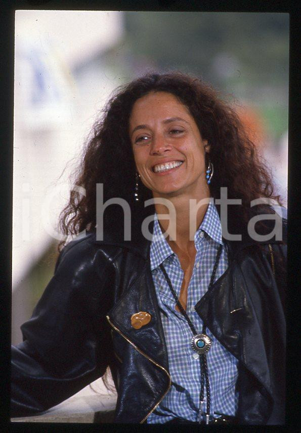 Sonia BRAGA - Festival di CANNES 1988 - Ritratto *35mm vintage slide 11 Diapositiva originale, in formato 35 mm.Per i diritti rivolgersi a ICharta.E' severamente vietata la riproduzione. Tutti i diritti sono riservati.ICharta mette in vendita, sul negozio eBay e in esclusiva sul sito "icharta" il proprio archivio composto da numerose diapositive e negativi fotografici d'epoca, tutti originali e autentici, che attraversano la storia del costume tra la fine degli anni Sessanta e Novanta.Si tratta di uno sguardo inedito sull'attualità, la politica, la vita quotidiana, il gossip e la cultura, che fotografa il cambiamento della nazione in quest'ultimo scorcio del XX secolo. Un'occasione unica per il mercato del collezionismo, che vede finalmente disponibile un archivio eccezionale per vastità, tematiche e condizioni, in un settore (il negativo fotografico e la diapositiva) di assoluta novità e dalle interessanti prospettive di investimento.  GOOD/buono   originale e autentica 1