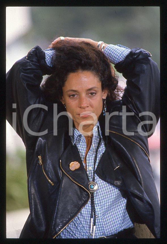 Sonia BRAGA - Festival di CANNES 1988 - Ritratto *35mm vintage slide 15 Diapositiva originale, in formato 35 mm.Per i diritti rivolgersi a ICharta.E' severamente vietata la riproduzione. Tutti i diritti sono riservati.ICharta mette in vendita, sul negozio eBay e in esclusiva sul sito "icharta" il proprio archivio composto da numerose diapositive e negativi fotografici d'epoca, tutti originali e autentici, che attraversano la storia del costume tra la fine degli anni Sessanta e Novanta.Si tratta di uno sguardo inedito sull'attualità, la politica, la vita quotidiana, il gossip e la cultura, che fotografa il cambiamento della nazione in quest'ultimo scorcio del XX secolo. Un'occasione unica per il mercato del collezionismo, che vede finalmente disponibile un archivio eccezionale per vastità, tematiche e condizioni, in un settore (il negativo fotografico e la diapositiva) di assoluta novità e dalle interessanti prospettive di investimento.  GOOD/buono   originale e autentica 1