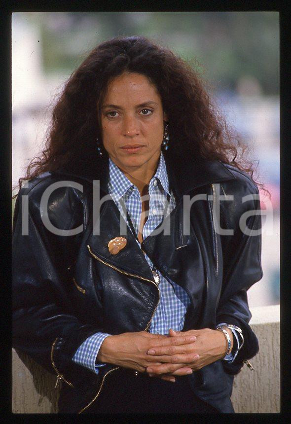 Sonia BRAGA - Festival di CANNES 1988 - Ritratto *35mm vintage slide 18 Diapositiva originale, in formato 35 mm.Per i diritti rivolgersi a ICharta.E' severamente vietata la riproduzione. Tutti i diritti sono riservati.ICharta mette in vendita, sul negozio eBay e in esclusiva sul sito "icharta" il proprio archivio composto da numerose diapositive e negativi fotografici d'epoca, tutti originali e autentici, che attraversano la storia del costume tra la fine degli anni Sessanta e Novanta.Si tratta di uno sguardo inedito sull'attualità, la politica, la vita quotidiana, il gossip e la cultura, che fotografa il cambiamento della nazione in quest'ultimo scorcio del XX secolo. Un'occasione unica per il mercato del collezionismo, che vede finalmente disponibile un archivio eccezionale per vastità, tematiche e condizioni, in un settore (il negativo fotografico e la diapositiva) di assoluta novità e dalle interessanti prospettive di investimento.  GOOD/buono   originale e autentica 1