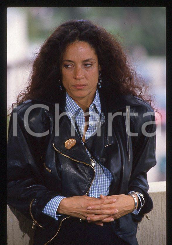 Sonia BRAGA - Festival di CANNES 1988 - Ritratto *35mm vintage slide 17 Diapositiva originale, in formato 35 mm.Per i diritti rivolgersi a ICharta.E' severamente vietata la riproduzione. Tutti i diritti sono riservati.ICharta mette in vendita, sul negozio eBay e in esclusiva sul sito "icharta" il proprio archivio composto da numerose diapositive e negativi fotografici d'epoca, tutti originali e autentici, che attraversano la storia del costume tra la fine degli anni Sessanta e Novanta.Si tratta di uno sguardo inedito sull'attualità, la politica, la vita quotidiana, il gossip e la cultura, che fotografa il cambiamento della nazione in quest'ultimo scorcio del XX secolo. Un'occasione unica per il mercato del collezionismo, che vede finalmente disponibile un archivio eccezionale per vastità, tematiche e condizioni, in un settore (il negativo fotografico e la diapositiva) di assoluta novità e dalle interessanti prospettive di investimento.  GOOD/buono   originale e autentica 1