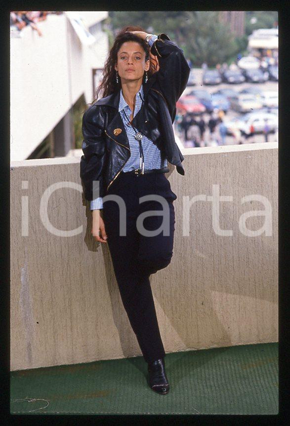 Sonia BRAGA - Festival di CANNES 1988 - Ritratto *35mm vintage slide 21 Diapositiva originale, in formato 35 mm.Per i diritti rivolgersi a ICharta.E' severamente vietata la riproduzione. Tutti i diritti sono riservati.ICharta mette in vendita, sul negozio eBay e in esclusiva sul sito "icharta" il proprio archivio composto da numerose diapositive e negativi fotografici d'epoca, tutti originali e autentici, che attraversano la storia del costume tra la fine degli anni Sessanta e Novanta.Si tratta di uno sguardo inedito sull'attualità, la politica, la vita quotidiana, il gossip e la cultura, che fotografa il cambiamento della nazione in quest'ultimo scorcio del XX secolo. Un'occasione unica per il mercato del collezionismo, che vede finalmente disponibile un archivio eccezionale per vastità, tematiche e condizioni, in un settore (il negativo fotografico e la diapositiva) di assoluta novità e dalle interessanti prospettive di investimento.  GOOD/buono   originale e autentica 1