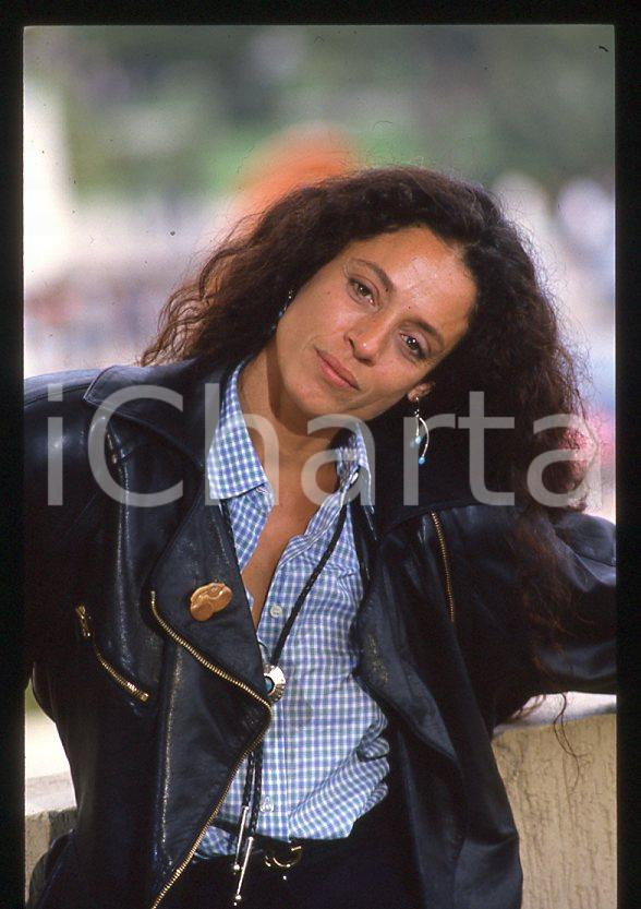 Sonia BRAGA - Festival di CANNES 1988 - Ritratto *35mm vintage slide 19 Diapositiva originale, in formato 35 mm.Per i diritti rivolgersi a ICharta.E' severamente vietata la riproduzione. Tutti i diritti sono riservati.ICharta mette in vendita, sul negozio eBay e in esclusiva sul sito "icharta" il proprio archivio composto da numerose diapositive e negativi fotografici d'epoca, tutti originali e autentici, che attraversano la storia del costume tra la fine degli anni Sessanta e Novanta.Si tratta di uno sguardo inedito sull'attualità, la politica, la vita quotidiana, il gossip e la cultura, che fotografa il cambiamento della nazione in quest'ultimo scorcio del XX secolo. Un'occasione unica per il mercato del collezionismo, che vede finalmente disponibile un archivio eccezionale per vastità, tematiche e condizioni, in un settore (il negativo fotografico e la diapositiva) di assoluta novità e dalle interessanti prospettive di investimento.  GOOD/buono   originale e autentica 1