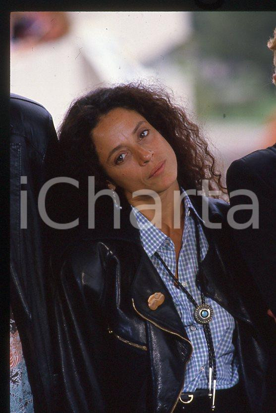 Sonia BRAGA - Festival di CANNES 1988 - Ritratto *35mm vintage slide 24 Diapositiva originale, in formato 35 mm.Per i diritti rivolgersi a ICharta.E' severamente vietata la riproduzione. Tutti i diritti sono riservati.ICharta mette in vendita, sul negozio eBay e in esclusiva sul sito "icharta" il proprio archivio composto da numerose diapositive e negativi fotografici d'epoca, tutti originali e autentici, che attraversano la storia del costume tra la fine degli anni Sessanta e Novanta.Si tratta di uno sguardo inedito sull'attualità, la politica, la vita quotidiana, il gossip e la cultura, che fotografa il cambiamento della nazione in quest'ultimo scorcio del XX secolo. Un'occasione unica per il mercato del collezionismo, che vede finalmente disponibile un archivio eccezionale per vastità, tematiche e condizioni, in un settore (il negativo fotografico e la diapositiva) di assoluta novità e dalle interessanti prospettive di investimento.  GOOD/buono   originale e autentica 1