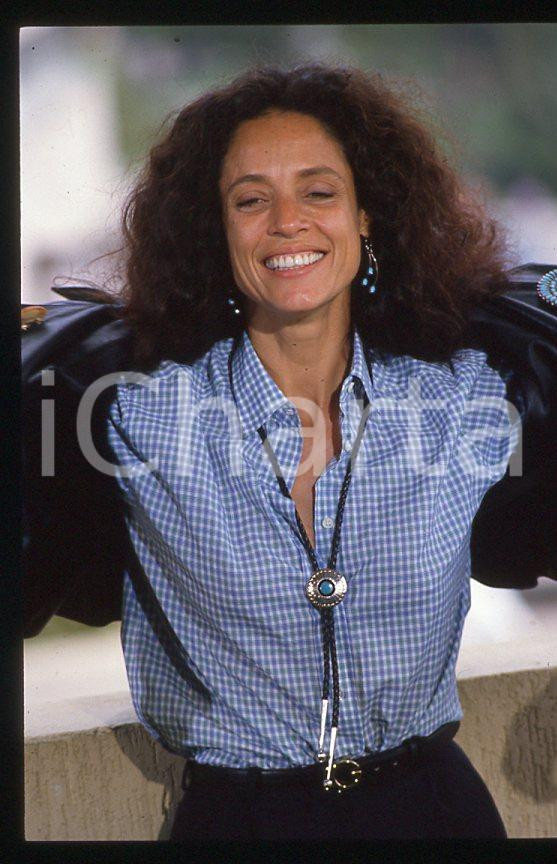 Sonia BRAGA - Festival di CANNES 1988 - Ritratto *35mm vintage slide 23 Diapositiva originale, in formato 35 mm.Per i diritti rivolgersi a ICharta.E' severamente vietata la riproduzione. Tutti i diritti sono riservati.ICharta mette in vendita, sul negozio eBay e in esclusiva sul sito "icharta" il proprio archivio composto da numerose diapositive e negativi fotografici d'epoca, tutti originali e autentici, che attraversano la storia del costume tra la fine degli anni Sessanta e Novanta.Si tratta di uno sguardo inedito sull'attualità, la politica, la vita quotidiana, il gossip e la cultura, che fotografa il cambiamento della nazione in quest'ultimo scorcio del XX secolo. Un'occasione unica per il mercato del collezionismo, che vede finalmente disponibile un archivio eccezionale per vastità, tematiche e condizioni, in un settore (il negativo fotografico e la diapositiva) di assoluta novità e dalle interessanti prospettive di investimento.  GOOD/buono   originale e autentica 1