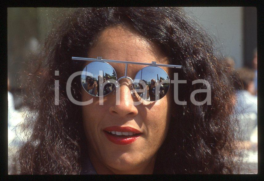 Sonia BRAGA - Festival di CANNES 1988 - Ritratto *35mm vintage slide 27 Diapositiva originale, in formato 35 mm.Per i diritti rivolgersi a ICharta.E' severamente vietata la riproduzione. Tutti i diritti sono riservati.ICharta mette in vendita, sul negozio eBay e in esclusiva sul sito "icharta" il proprio archivio composto da numerose diapositive e negativi fotografici d'epoca, tutti originali e autentici, che attraversano la storia del costume tra la fine degli anni Sessanta e Novanta.Si tratta di uno sguardo inedito sull'attualità, la politica, la vita quotidiana, il gossip e la cultura, che fotografa il cambiamento della nazione in quest'ultimo scorcio del XX secolo. Un'occasione unica per il mercato del collezionismo, che vede finalmente disponibile un archivio eccezionale per vastità, tematiche e condizioni, in un settore (il negativo fotografico e la diapositiva) di assoluta novità e dalle interessanti prospettive di investimento.  GOOD/buono   originale e autentica 1
