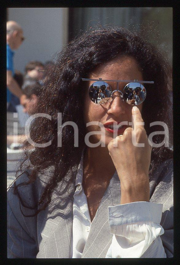 Sonia BRAGA - Festival di CANNES 1988 - Ritratto *35mm vintage slide 29 Diapositiva originale, in formato 35 mm.Per i diritti rivolgersi a ICharta.E' severamente vietata la riproduzione. Tutti i diritti sono riservati.ICharta mette in vendita, sul negozio eBay e in esclusiva sul sito "icharta" il proprio archivio composto da numerose diapositive e negativi fotografici d'epoca, tutti originali e autentici, che attraversano la storia del costume tra la fine degli anni Sessanta e Novanta.Si tratta di uno sguardo inedito sull'attualità, la politica, la vita quotidiana, il gossip e la cultura, che fotografa il cambiamento della nazione in quest'ultimo scorcio del XX secolo. Un'occasione unica per il mercato del collezionismo, che vede finalmente disponibile un archivio eccezionale per vastità, tematiche e condizioni, in un settore (il negativo fotografico e la diapositiva) di assoluta novità e dalle interessanti prospettive di investimento.  GOOD/buono   originale e autentica 1