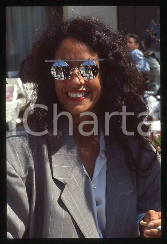 Sonia BRAGA - Festival di CANNES 1988 - Ritratto *35mm vintage slide 28 Diapositiva originale, in formato 35 mm.Per i diritti rivolgersi a ICharta.E' severamente vietata la riproduzione. Tutti i diritti sono riservati.ICharta mette in vendita, sul negozio eBay e in esclusiva sul sito "icharta" il proprio archivio composto da numerose diapositive e negativi fotografici d'epoca, tutti originali e autentici, che attraversano la storia del costume tra la fine degli anni Sessanta e Novanta.Si tratta di uno sguardo inedito sull'attualità, la politica, la vita quotidiana, il gossip e la cultura, che fotografa il cambiamento della nazione in quest'ultimo scorcio del XX secolo. Un'occasione unica per il mercato del collezionismo, che vede finalmente disponibile un archivio eccezionale per vastità, tematiche e condizioni, in un settore (il negativo fotografico e la diapositiva) di assoluta novità e dalle interessanti prospettive di investimento.  GOOD/buono   originale e autentica 1