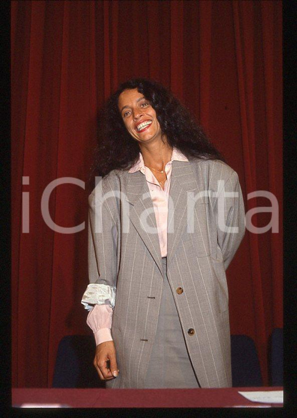 Sonia BRAGA actress - CANNES Festival 1985 *35mm vintage slide 1 Diapositiva originale, in formato 35 mm.Per i diritti rivolgersi a ICharta.E' severamente vietata la riproduzione. Tutti i diritti sono riservati.ICharta mette in vendita, sul negozio eBay e in esclusiva sul sito "icharta" il proprio archivio composto da numerose diapositive e negativi fotografici d'epoca, tutti originali e autentici, che attraversano la storia del costume tra la fine degli anni Sessanta e Novanta.Si tratta di uno sguardo inedito sull'attualità, la politica, la vita quotidiana, il gossip e la cultura, che fotografa il cambiamento della nazione in quest'ultimo scorcio del XX secolo. Un'occasione unica per il mercato del collezionismo, che vede finalmente disponibile un archivio eccezionale per vastità, tematiche e condizioni, in un settore (il negativo fotografico e la diapositiva) di assoluta novità e dalle interessanti prospettive di investimento.  GOOD/buono   originale e autentica 1
