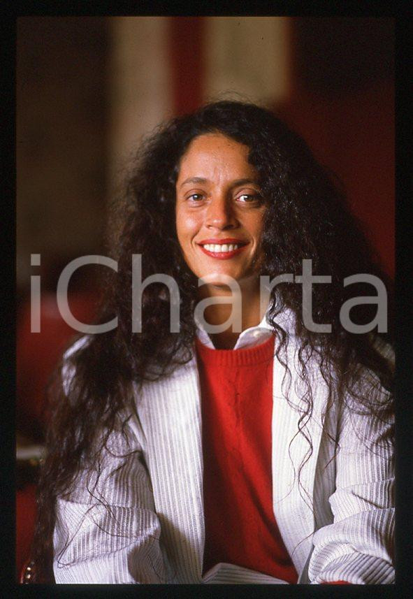 Sonia BRAGA actress - CANNES Festival 1985 *35mm vintage slide 7 Diapositiva originale, in formato 35 mm.Per i diritti rivolgersi a ICharta.E' severamente vietata la riproduzione. Tutti i diritti sono riservati.ICharta mette in vendita, sul negozio eBay e in esclusiva sul sito "icharta" il proprio archivio composto da numerose diapositive e negativi fotografici d'epoca, tutti originali e autentici, che attraversano la storia del costume tra la fine degli anni Sessanta e Novanta.Si tratta di uno sguardo inedito sull'attualità, la politica, la vita quotidiana, il gossip e la cultura, che fotografa il cambiamento della nazione in quest'ultimo scorcio del XX secolo. Un'occasione unica per il mercato del collezionismo, che vede finalmente disponibile un archivio eccezionale per vastità, tematiche e condizioni, in un settore (il negativo fotografico e la diapositiva) di assoluta novità e dalle interessanti prospettive di investimento.  GOOD/buono   originale e autentica 1