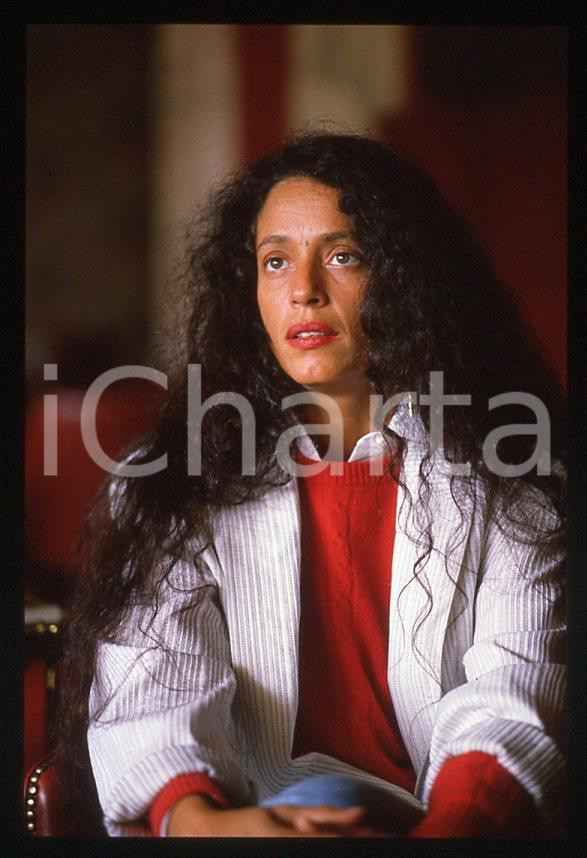 Sonia BRAGA actress - CANNES Festival 1985 *35mm vintage slide 6 Diapositiva originale, in formato 35 mm.Per i diritti rivolgersi a ICharta.E' severamente vietata la riproduzione. Tutti i diritti sono riservati.ICharta mette in vendita, sul negozio eBay e in esclusiva sul sito "icharta" il proprio archivio composto da numerose diapositive e negativi fotografici d'epoca, tutti originali e autentici, che attraversano la storia del costume tra la fine degli anni Sessanta e Novanta.Si tratta di uno sguardo inedito sull'attualità, la politica, la vita quotidiana, il gossip e la cultura, che fotografa il cambiamento della nazione in quest'ultimo scorcio del XX secolo. Un'occasione unica per il mercato del collezionismo, che vede finalmente disponibile un archivio eccezionale per vastità, tematiche e condizioni, in un settore (il negativo fotografico e la diapositiva) di assoluta novità e dalle interessanti prospettive di investimento.  GOOD/buono   originale e autentica 1