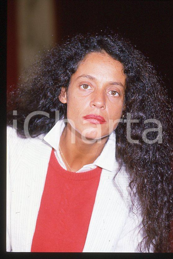 Sonia BRAGA actress - CANNES Festival 1985 *35mm vintage slide 5 Diapositiva originale, in formato 35 mm.Per i diritti rivolgersi a ICharta.E' severamente vietata la riproduzione. Tutti i diritti sono riservati.ICharta mette in vendita, sul negozio eBay e in esclusiva sul sito "icharta" il proprio archivio composto da numerose diapositive e negativi fotografici d'epoca, tutti originali e autentici, che attraversano la storia del costume tra la fine degli anni Sessanta e Novanta.Si tratta di uno sguardo inedito sull'attualità, la politica, la vita quotidiana, il gossip e la cultura, che fotografa il cambiamento della nazione in quest'ultimo scorcio del XX secolo. Un'occasione unica per il mercato del collezionismo, che vede finalmente disponibile un archivio eccezionale per vastità, tematiche e condizioni, in un settore (il negativo fotografico e la diapositiva) di assoluta novità e dalle interessanti prospettive di investimento.  GOOD/buono   originale e autentica 1