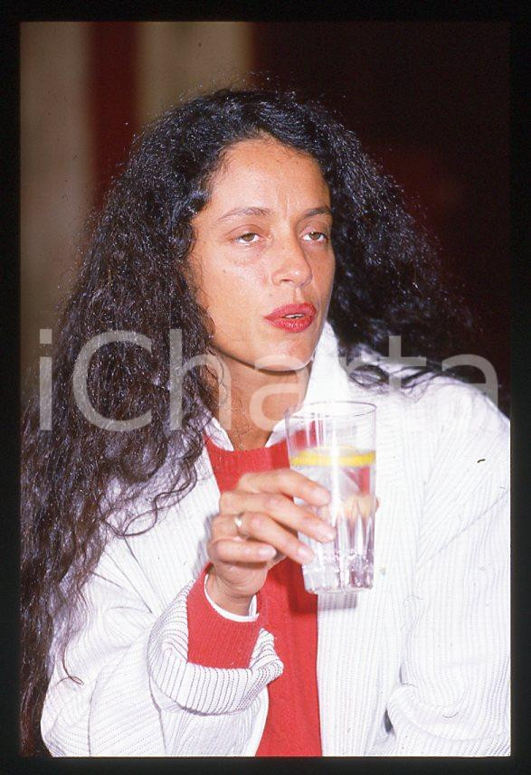 Sonia BRAGA actress - CANNES Festival 1985 *35mm vintage slide 4 Diapositiva originale, in formato 35 mm.Per i diritti rivolgersi a ICharta.E' severamente vietata la riproduzione. Tutti i diritti sono riservati.ICharta mette in vendita, sul negozio eBay e in esclusiva sul sito "icharta" il proprio archivio composto da numerose diapositive e negativi fotografici d'epoca, tutti originali e autentici, che attraversano la storia del costume tra la fine degli anni Sessanta e Novanta.Si tratta di uno sguardo inedito sull'attualità, la politica, la vita quotidiana, il gossip e la cultura, che fotografa il cambiamento della nazione in quest'ultimo scorcio del XX secolo. Un'occasione unica per il mercato del collezionismo, che vede finalmente disponibile un archivio eccezionale per vastità, tematiche e condizioni, in un settore (il negativo fotografico e la diapositiva) di assoluta novità e dalle interessanti prospettive di investimento.  GOOD/buono   originale e autentica 1