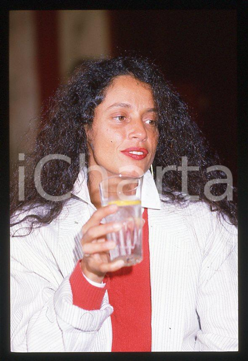 Sonia BRAGA actress - CANNES Festival 1985 *35mm vintage slide 10 Diapositiva originale, in formato 35 mm.Per i diritti rivolgersi a ICharta.E' severamente vietata la riproduzione. Tutti i diritti sono riservati.ICharta mette in vendita, sul negozio eBay e in esclusiva sul sito "icharta" il proprio archivio composto da numerose diapositive e negativi fotografici d'epoca, tutti originali e autentici, che attraversano la storia del costume tra la fine degli anni Sessanta e Novanta.Si tratta di uno sguardo inedito sull'attualità, la politica, la vita quotidiana, il gossip e la cultura, che fotografa il cambiamento della nazione in quest'ultimo scorcio del XX secolo. Un'occasione unica per il mercato del collezionismo, che vede finalmente disponibile un archivio eccezionale per vastità, tematiche e condizioni, in un settore (il negativo fotografico e la diapositiva) di assoluta novità e dalle interessanti prospettive di investimento.  GOOD/buono   originale e autentica 1