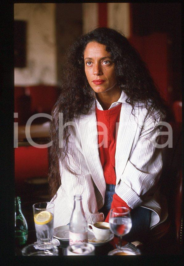 Sonia BRAGA actress - CANNES Festival 1985 *35mm vintage slide 13 Diapositiva originale, in formato 35 mm.Per i diritti rivolgersi a ICharta.E' severamente vietata la riproduzione. Tutti i diritti sono riservati.ICharta mette in vendita, sul negozio eBay e in esclusiva sul sito "icharta" il proprio archivio composto da numerose diapositive e negativi fotografici d'epoca, tutti originali e autentici, che attraversano la storia del costume tra la fine degli anni Sessanta e Novanta.Si tratta di uno sguardo inedito sull'attualità, la politica, la vita quotidiana, il gossip e la cultura, che fotografa il cambiamento della nazione in quest'ultimo scorcio del XX secolo. Un'occasione unica per il mercato del collezionismo, che vede finalmente disponibile un archivio eccezionale per vastità, tematiche e condizioni, in un settore (il negativo fotografico e la diapositiva) di assoluta novità e dalle interessanti prospettive di investimento.  GOOD/buono   originale e autentica 1