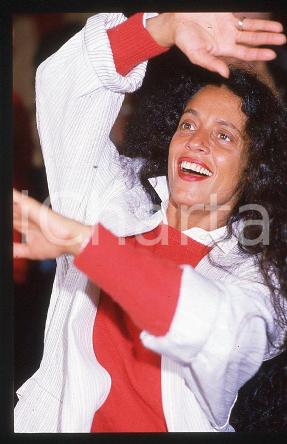 Sonia BRAGA actress - CANNES Festival 1985 *35mm vintage slide 17 Diapositiva originale, in formato 35 mm.Per i diritti rivolgersi a ICharta.E' severamente vietata la riproduzione. Tutti i diritti sono riservati.ICharta mette in vendita, sul negozio eBay e in esclusiva sul sito "icharta" il proprio archivio composto da numerose diapositive e negativi fotografici d'epoca, tutti originali e autentici, che attraversano la storia del costume tra la fine degli anni Sessanta e Novanta.Si tratta di uno sguardo inedito sull'attualità, la politica, la vita quotidiana, il gossip e la cultura, che fotografa il cambiamento della nazione in quest'ultimo scorcio del XX secolo. Un'occasione unica per il mercato del collezionismo, che vede finalmente disponibile un archivio eccezionale per vastità, tematiche e condizioni, in un settore (il negativo fotografico e la diapositiva) di assoluta novità e dalle interessanti prospettive di investimento.  GOOD/buono   originale e autentica 1