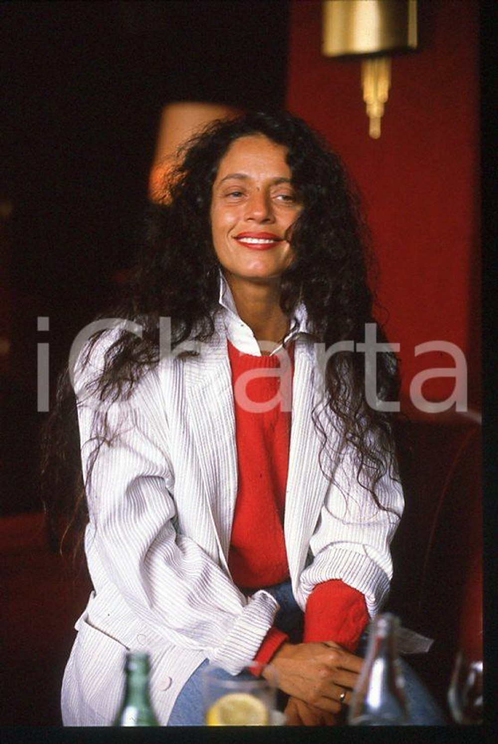 Sonia BRAGA actress - CANNES Festival 1985 *35mm vintage slide (19) Diapositiva originale, in formato 35 mm.Per i diritti rivolgersi a ICharta.E' severamente vietata la riproduzione. Tutti i diritti sono riservati.ICharta mette in vendita, sul negozio eBay e in esclusiva sul sito "icharta" il proprio archivio composto da numerose diapositive e negativi fotografici d'epoca, tutti originali e autentici, che attraversano la storia del costume tra la fine degli anni Sessanta e Novanta.Si tratta di uno sguardo inedito sull'attualità, la politica, la vita quotidiana, il gossip e la cultura, che fotografa il cambiamento della nazione in quest'ultimo scorcio del XX secolo. Un'occasione unica per il mercato del collezionismo, che vede finalmente disponibile un archivio eccezionale per vastità, tematiche e condizioni, in un settore (il negativo fotografico e la diapositiva) di assoluta novità e dalle interessanti prospettive di investimento.  GOOD/buono   originale e autentica 1