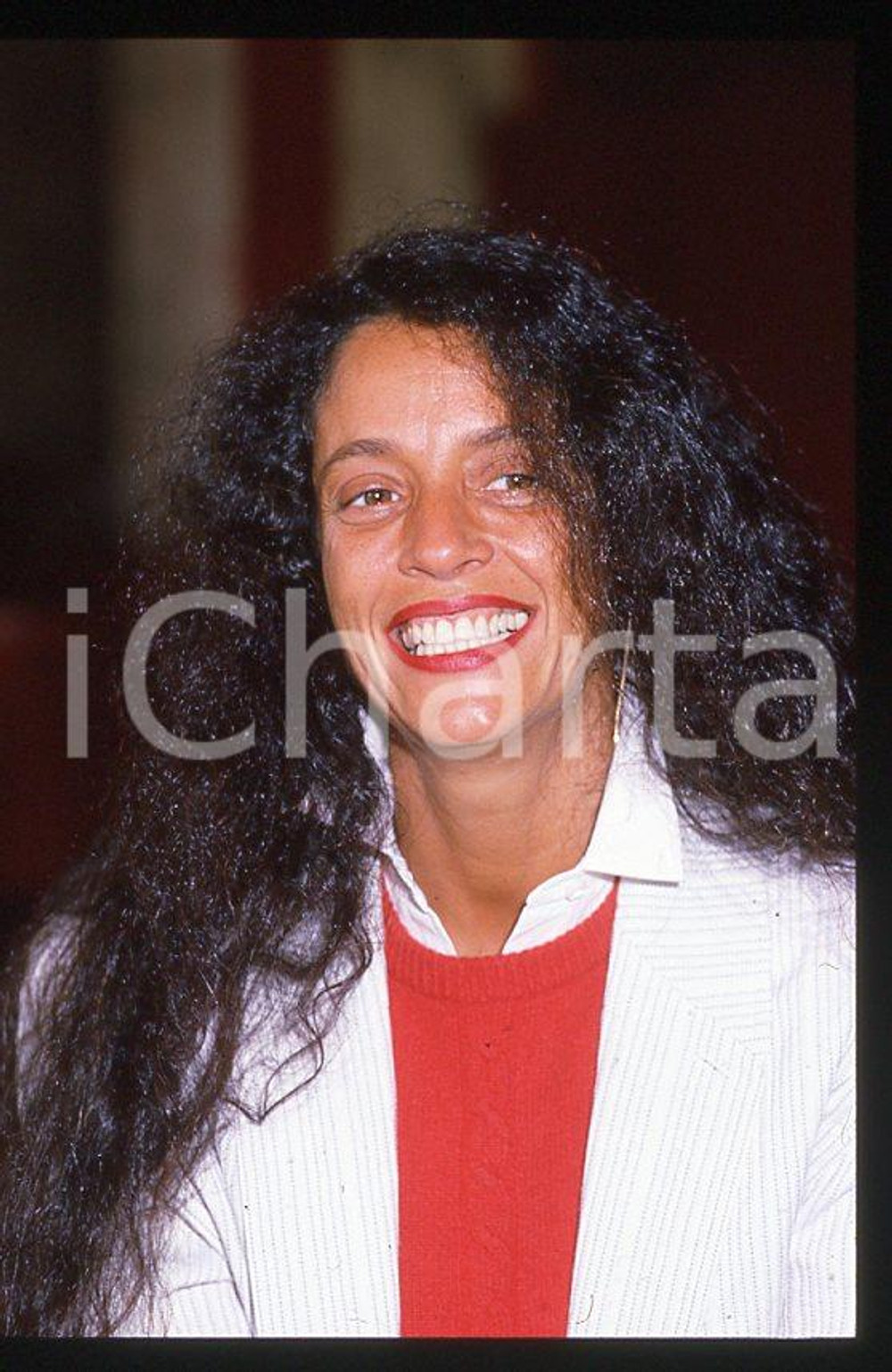 Sonia BRAGA actress - CANNES Festival 1985 *35mm vintage slide 20 Diapositiva originale, in formato 35 mm.Per i diritti rivolgersi a ICharta.E' severamente vietata la riproduzione. Tutti i diritti sono riservati.ICharta mette in vendita, sul negozio eBay e in esclusiva sul sito "icharta" il proprio archivio composto da numerose diapositive e negativi fotografici d'epoca, tutti originali e autentici, che attraversano la storia del costume tra la fine degli anni Sessanta e Novanta.Si tratta di uno sguardo inedito sull'attualità, la politica, la vita quotidiana, il gossip e la cultura, che fotografa il cambiamento della nazione in quest'ultimo scorcio del XX secolo. Un'occasione unica per il mercato del collezionismo, che vede finalmente disponibile un archivio eccezionale per vastità, tematiche e condizioni, in un settore (il negativo fotografico e la diapositiva) di assoluta novità e dalle interessanti prospettive di investimento.  GOOD/buono   originale e autentica 1