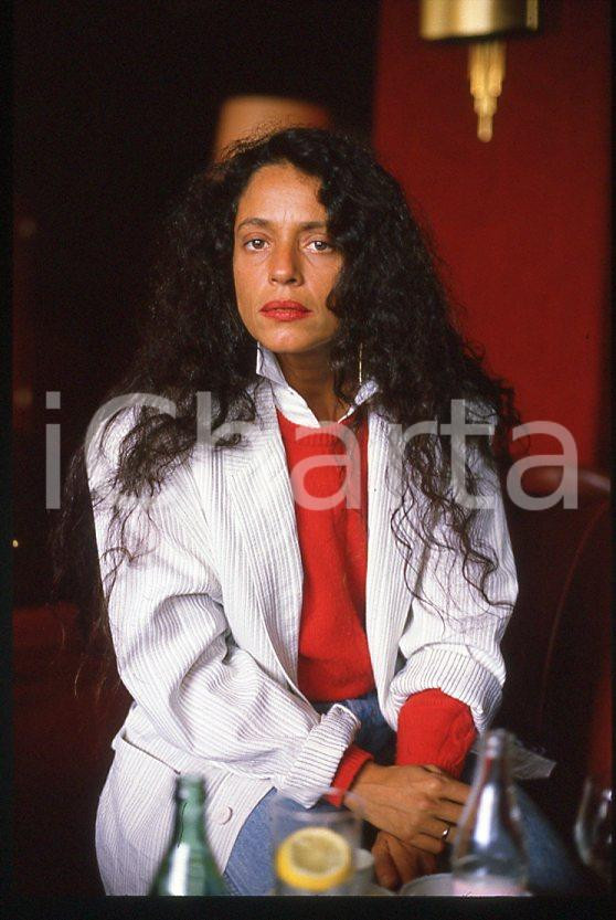 Sonia BRAGA actress - CANNES Festival 1985 *35mm vintage slide 18 Diapositiva originale, in formato 35 mm.Per i diritti rivolgersi a ICharta.E' severamente vietata la riproduzione. Tutti i diritti sono riservati.ICharta mette in vendita, sul negozio eBay e in esclusiva sul sito "icharta" il proprio archivio composto da numerose diapositive e negativi fotografici d'epoca, tutti originali e autentici, che attraversano la storia del costume tra la fine degli anni Sessanta e Novanta.Si tratta di uno sguardo inedito sull'attualità, la politica, la vita quotidiana, il gossip e la cultura, che fotografa il cambiamento della nazione in quest'ultimo scorcio del XX secolo. Un'occasione unica per il mercato del collezionismo, che vede finalmente disponibile un archivio eccezionale per vastità, tematiche e condizioni, in un settore (il negativo fotografico e la diapositiva) di assoluta novità e dalle interessanti prospettive di investimento.  GOOD/buono   originale e autentica 1