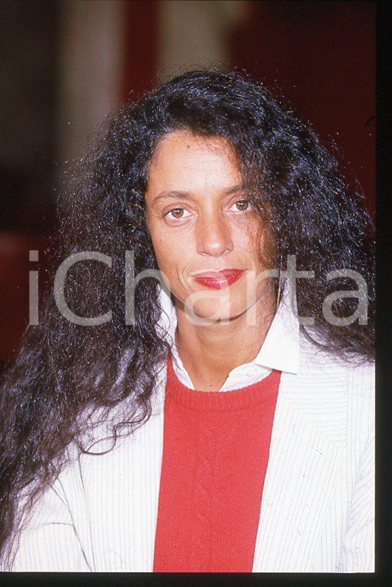 Sonia BRAGA actress - CANNES Festival 1985 *35mm vintage slide 23 Diapositiva originale, in formato 35 mm.Per i diritti rivolgersi a ICharta.E' severamente vietata la riproduzione. Tutti i diritti sono riservati.ICharta mette in vendita, sul negozio eBay e in esclusiva sul sito "icharta" il proprio archivio composto da numerose diapositive e negativi fotografici d'epoca, tutti originali e autentici, che attraversano la storia del costume tra la fine degli anni Sessanta e Novanta.Si tratta di uno sguardo inedito sull'attualità, la politica, la vita quotidiana, il gossip e la cultura, che fotografa il cambiamento della nazione in quest'ultimo scorcio del XX secolo. Un'occasione unica per il mercato del collezionismo, che vede finalmente disponibile un archivio eccezionale per vastità, tematiche e condizioni, in un settore (il negativo fotografico e la diapositiva) di assoluta novità e dalle interessanti prospettive di investimento.  GOOD/buono   originale e autentica 1
