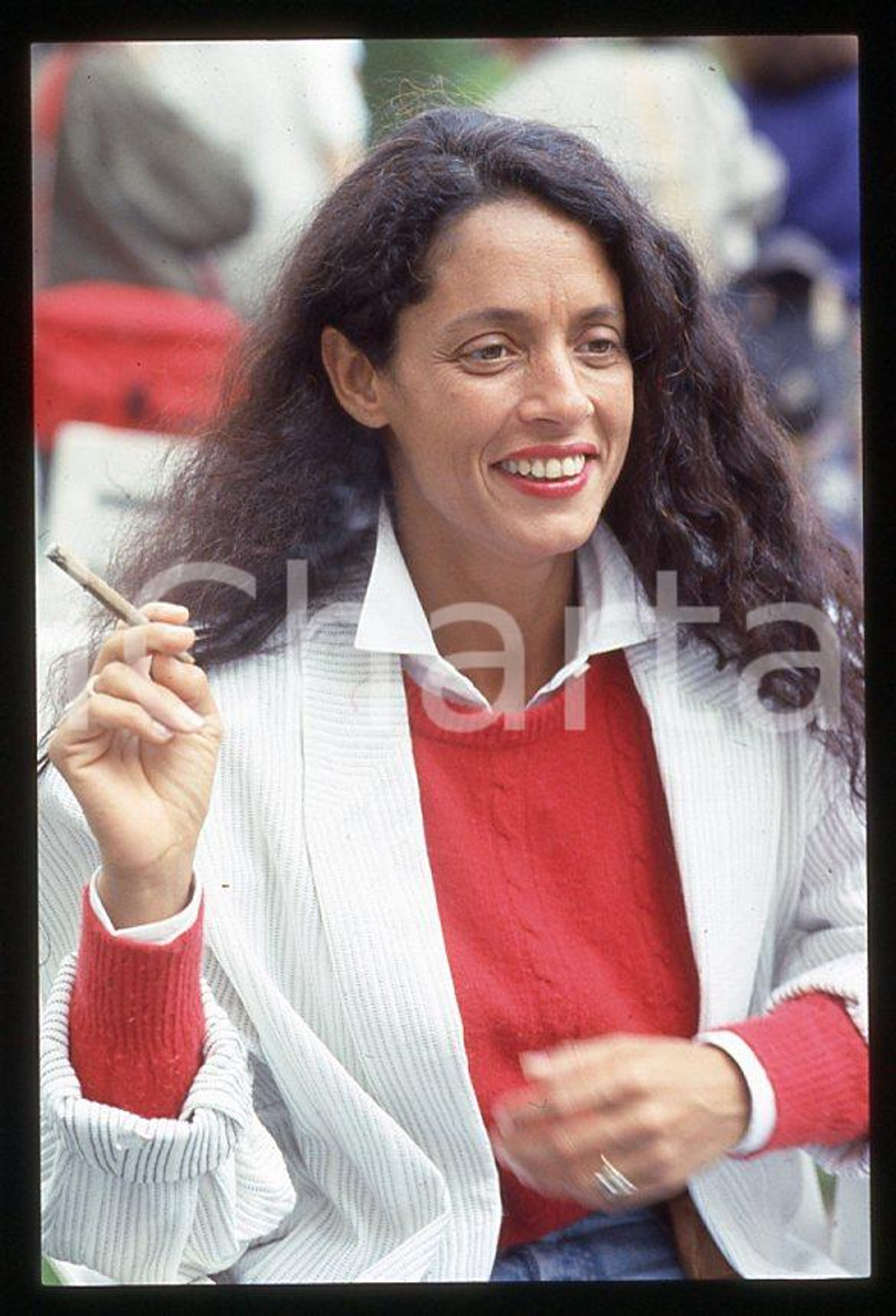 Sonia BRAGA actress - CANNES Festival 1985 *35mm vintage slide 22 Diapositiva originale, in formato 35 mm.Per i diritti rivolgersi a ICharta.E' severamente vietata la riproduzione. Tutti i diritti sono riservati.ICharta mette in vendita, sul negozio eBay e in esclusiva sul sito "icharta" il proprio archivio composto da numerose diapositive e negativi fotografici d'epoca, tutti originali e autentici, che attraversano la storia del costume tra la fine degli anni Sessanta e Novanta.Si tratta di uno sguardo inedito sull'attualità, la politica, la vita quotidiana, il gossip e la cultura, che fotografa il cambiamento della nazione in quest'ultimo scorcio del XX secolo. Un'occasione unica per il mercato del collezionismo, che vede finalmente disponibile un archivio eccezionale per vastità, tematiche e condizioni, in un settore (il negativo fotografico e la diapositiva) di assoluta novità e dalle interessanti prospettive di investimento.  GOOD/buono   originale e autentica 1