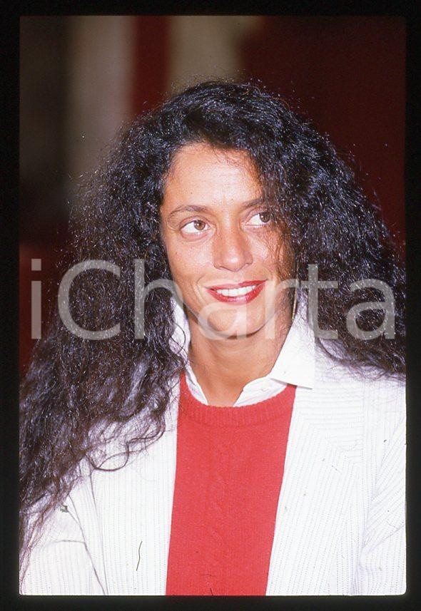 Sonia BRAGA actress - CANNES Festival 1985 *35mm vintage slide 24 Diapositiva originale, in formato 35 mm.Per i diritti rivolgersi a ICharta.E' severamente vietata la riproduzione. Tutti i diritti sono riservati.ICharta mette in vendita, sul negozio eBay e in esclusiva sul sito "icharta" il proprio archivio composto da numerose diapositive e negativi fotografici d'epoca, tutti originali e autentici, che attraversano la storia del costume tra la fine degli anni Sessanta e Novanta.Si tratta di uno sguardo inedito sull'attualità, la politica, la vita quotidiana, il gossip e la cultura, che fotografa il cambiamento della nazione in quest'ultimo scorcio del XX secolo. Un'occasione unica per il mercato del collezionismo, che vede finalmente disponibile un archivio eccezionale per vastità, tematiche e condizioni, in un settore (il negativo fotografico e la diapositiva) di assoluta novità e dalle interessanti prospettive di investimento.  GOOD/buono   originale e autentica 1