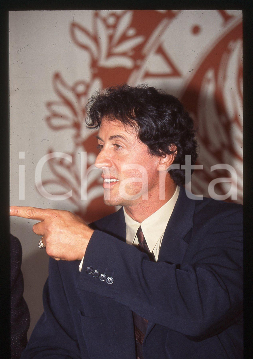 Sylvester STALLONE Mostra del cinema di VENEZIA 1997 35 mm vintage slide 13 Diapositiva d'epoca, in formato 35 mm.CONDIZIONI: GOODE' severamente vietata la riproduzione. Tutti i diritti sono riservati.Nella diapositiva ICharta mette in vendita, sul negozio eBay e in esclusiva sul sito "icharta" il proprio archivio composto da numerose diapositive e negativi fotografici d'epoca, tutti originali e autentici, che attraversano la storia del costume italiano tra gli la fine degli anni Sessanta e Novanta.Si tratta di uno sguardo inedito sull'attualit&agrave;, la politica, la vita quotidiana, il gossip e la cultura, che fotografa il cambiamento della nazione in quest'ultimo scorcio del XX secolo. Un'occasione unica per il mercato del collezionismo, che vede finalmente disponibile un archivio eccezionale per vastit&agrave;, tematiche e condizioni, in un settore (il negativo fotografico e la diapositiva) di assoluta novit&agrave; e dalle interessanti prospettive di investimento.  GOOD/buono   originale e autentica 1