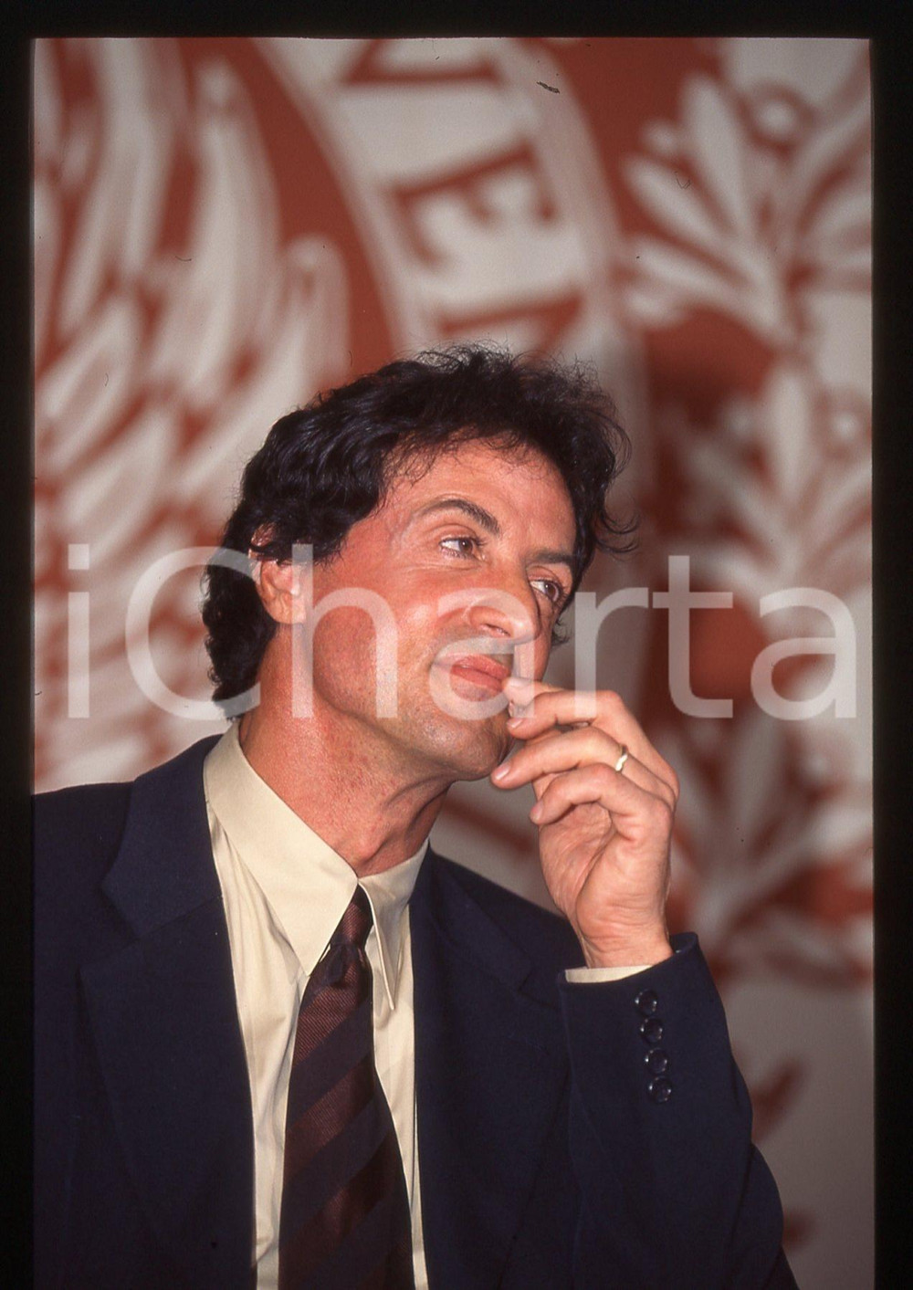 Sylvester STALLONE Mostra del cinema di VENEZIA 1997 35 mm vintage slide 14 Diapositiva d'epoca, in formato 35 mm.CONDIZIONI: GOODE' severamente vietata la riproduzione. Tutti i diritti sono riservati.Nella diapositiva ICharta mette in vendita, sul negozio eBay e in esclusiva sul sito "icharta" il proprio archivio composto da numerose diapositive e negativi fotografici d'epoca, tutti originali e autentici, che attraversano la storia del costume italiano tra gli la fine degli anni Sessanta e Novanta.Si tratta di uno sguardo inedito sull'attualit&agrave;, la politica, la vita quotidiana, il gossip e la cultura, che fotografa il cambiamento della nazione in quest'ultimo scorcio del XX secolo. Un'occasione unica per il mercato del collezionismo, che vede finalmente disponibile un archivio eccezionale per vastit&agrave;, tematiche e condizioni, in un settore (il negativo fotografico e la diapositiva) di assoluta novit&agrave; e dalle interessanti prospettive di investimento.  GOOD/buono   originale e autentica 1