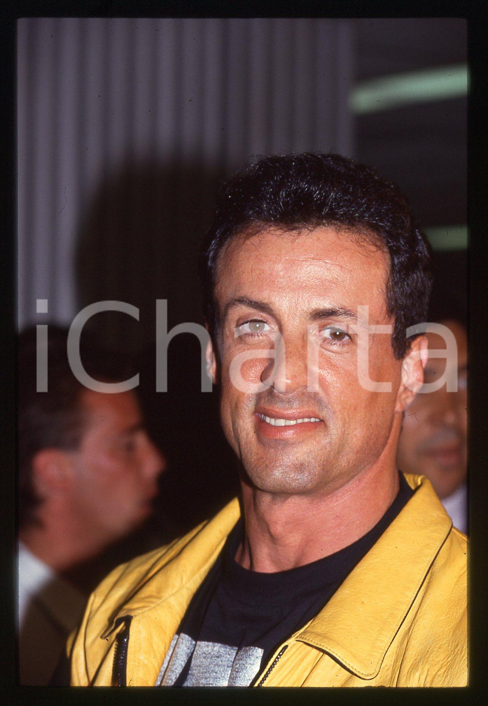 Sylvester STALLONE - PLANET HOLLYWOOD LONDON 1993 35 mm vintage slide Diapositiva d'epoca, in formato 35 mm.CONDIZIONI: GOODE' severamente vietata la riproduzione. Tutti i diritti sono riservati.Nella diapositiva ICharta mette in vendita, sul negozio eBay e in esclusiva sul sito "icharta" il proprio archivio composto da numerose diapositive e negativi fotografici d'epoca, tutti originali e autentici, che attraversano la storia del costume italiano tra gli la fine degli anni Sessanta e Novanta.Si tratta di uno sguardo inedito sull'attualit&agrave;, la politica, la vita quotidiana, il gossip e la cultura, che fotografa il cambiamento della nazione in quest'ultimo scorcio del XX secolo. Un'occasione unica per il mercato del collezionismo, che vede finalmente disponibile un archivio eccezionale per vastit&agrave;, tematiche e condizioni, in un settore (il negativo fotografico e la diapositiva) di assoluta novit&agrave; e dalle interessanti prospettive di investimento.  GOOD/buono   originale e autentica 1