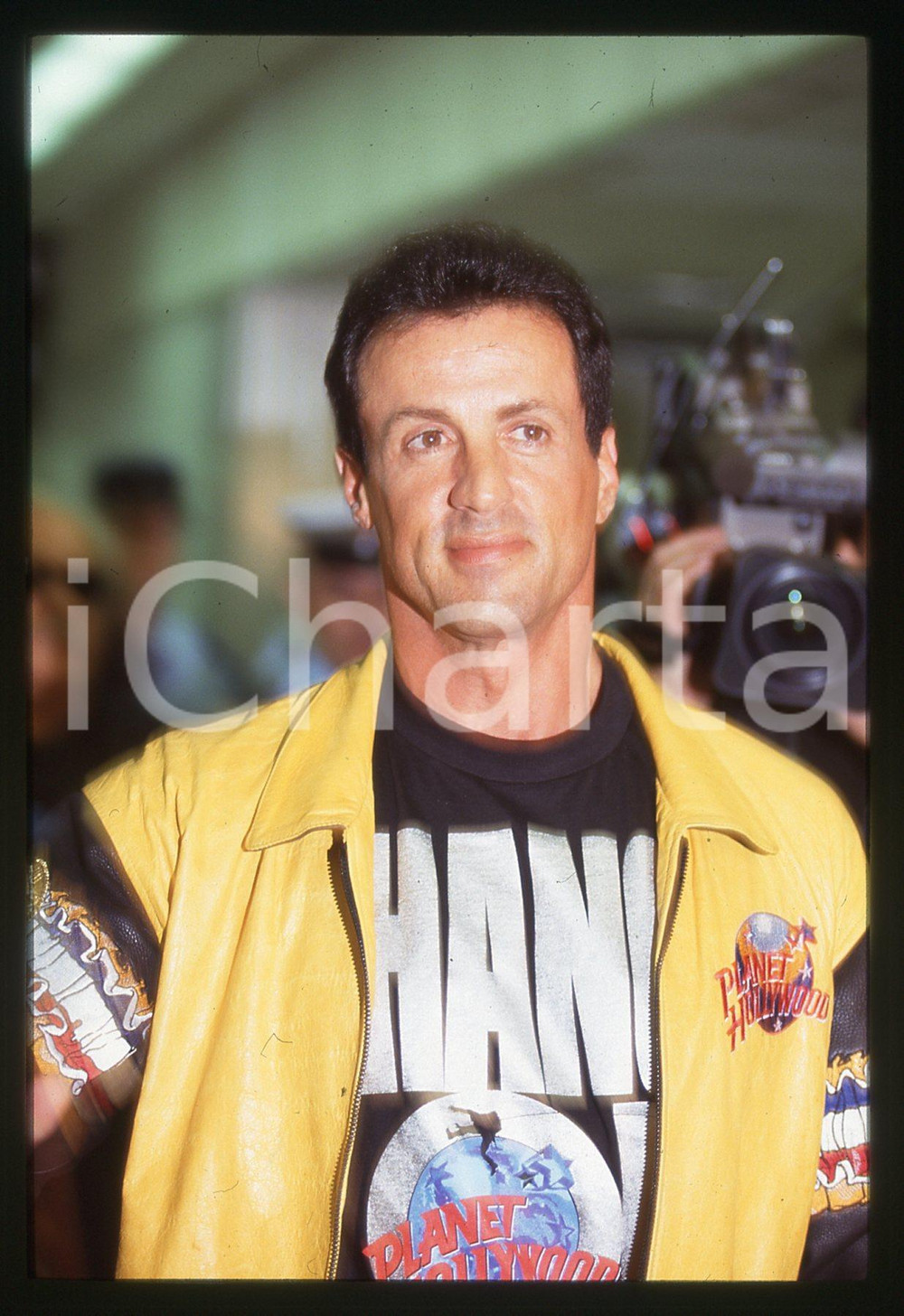 Sylvester STALLONE - PLANET HOLLYWOOD LONDON 1993 35 mm vintage slide 2 Diapositiva d'epoca, in formato 35 mm.CONDIZIONI: GOODE' severamente vietata la riproduzione. Tutti i diritti sono riservati.Nella diapositiva ICharta mette in vendita, sul negozio eBay e in esclusiva sul sito "icharta" il proprio archivio composto da numerose diapositive e negativi fotografici d'epoca, tutti originali e autentici, che attraversano la storia del costume italiano tra gli la fine degli anni Sessanta e Novanta.Si tratta di uno sguardo inedito sull'attualit&agrave;, la politica, la vita quotidiana, il gossip e la cultura, che fotografa il cambiamento della nazione in quest'ultimo scorcio del XX secolo. Un'occasione unica per il mercato del collezionismo, che vede finalmente disponibile un archivio eccezionale per vastit&agrave;, tematiche e condizioni, in un settore (il negativo fotografico e la diapositiva) di assoluta novit&agrave; e dalle interessanti prospettive di investimento.  GOOD/buono   originale e autentica 1