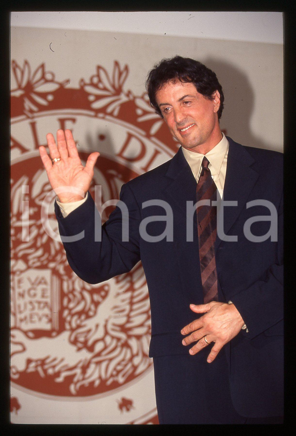 Sylvester STALLONE Mostra del cinema di VENEZIA 1997 35 mm vintage slide 15 Diapositiva d'epoca, in formato 35 mm.CONDIZIONI: GOODE' severamente vietata la riproduzione. Tutti i diritti sono riservati.Nella diapositiva ICharta mette in vendita, sul negozio eBay e in esclusiva sul sito "icharta" il proprio archivio composto da numerose diapositive e negativi fotografici d'epoca, tutti originali e autentici, che attraversano la storia del costume italiano tra gli la fine degli anni Sessanta e Novanta.Si tratta di uno sguardo inedito sull'attualit&agrave;, la politica, la vita quotidiana, il gossip e la cultura, che fotografa il cambiamento della nazione in quest'ultimo scorcio del XX secolo. Un'occasione unica per il mercato del collezionismo, che vede finalmente disponibile un archivio eccezionale per vastit&agrave;, tematiche e condizioni, in un settore (il negativo fotografico e la diapositiva) di assoluta novit&agrave; e dalle interessanti prospettive di investimento.  GOOD/buono   originale e autentica 1