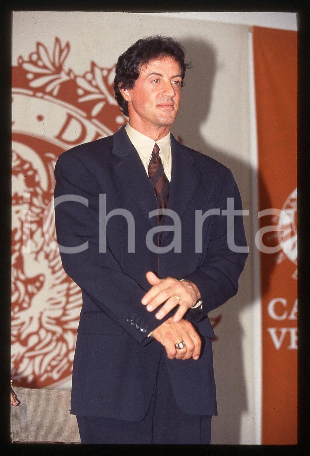 Sylvester STALLONE Mostra del cinema di VENEZIA 1997 - 35 mm vintage slide 15 Diapositiva d'epoca, in formato 35 mm.CONDIZIONI: GOODE' severamente vietata la riproduzione. Tutti i diritti sono riservati.Nella diapositiva ICharta mette in vendita, sul negozio eBay e in esclusiva sul sito "icharta" il proprio archivio composto da numerose diapositive e negativi fotografici d'epoca, tutti originali e autentici, che attraversano la storia del costume italiano tra gli la fine degli anni Sessanta e Novanta.Si tratta di uno sguardo inedito sull'attualit&agrave;, la politica, la vita quotidiana, il gossip e la cultura, che fotografa il cambiamento della nazione in quest'ultimo scorcio del XX secolo. Un'occasione unica per il mercato del collezionismo, che vede finalmente disponibile un archivio eccezionale per vastit&agrave;, tematiche e condizioni, in un settore (il negativo fotografico e la diapositiva) di assoluta novit&agrave; e dalle interessanti prospettive di investimento.  GOOD/buono   originale e autentica 1
