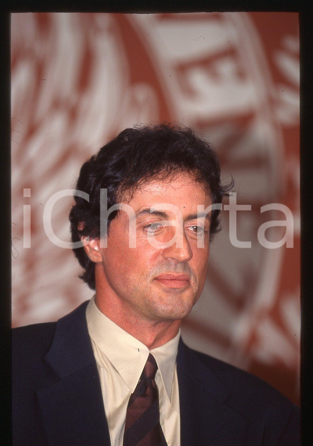Sylvester STALLONE Mostra del cinema di VENEZIA 1997 35 mm vintage slide 17 Diapositiva d'epoca, in formato 35 mm.CONDIZIONI: GOODE' severamente vietata la riproduzione. Tutti i diritti sono riservati.Nella diapositiva ICharta mette in vendita, sul negozio eBay e in esclusiva sul sito "icharta" il proprio archivio composto da numerose diapositive e negativi fotografici d'epoca, tutti originali e autentici, che attraversano la storia del costume italiano tra gli la fine degli anni Sessanta e Novanta.Si tratta di uno sguardo inedito sull'attualit&agrave;, la politica, la vita quotidiana, il gossip e la cultura, che fotografa il cambiamento della nazione in quest'ultimo scorcio del XX secolo. Un'occasione unica per il mercato del collezionismo, che vede finalmente disponibile un archivio eccezionale per vastit&agrave;, tematiche e condizioni, in un settore (il negativo fotografico e la diapositiva) di assoluta novit&agrave; e dalle interessanti prospettive di investimento.  GOOD/buono   originale e autentica 1