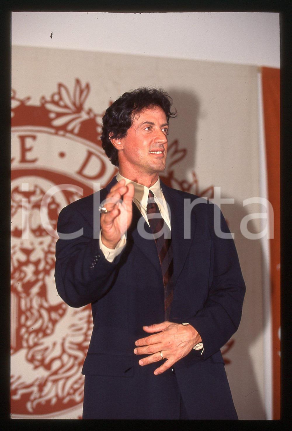 Sylvester STALLONE Mostra del cinema di VENEZIA 1997 35 mm vintage slide 18 Diapositiva d'epoca, in formato 35 mm.CONDIZIONI: GOODE' severamente vietata la riproduzione. Tutti i diritti sono riservati.Nella diapositiva ICharta mette in vendita, sul negozio eBay e in esclusiva sul sito "icharta" il proprio archivio composto da numerose diapositive e negativi fotografici d'epoca, tutti originali e autentici, che attraversano la storia del costume italiano tra gli la fine degli anni Sessanta e Novanta.Si tratta di uno sguardo inedito sull'attualit&agrave;, la politica, la vita quotidiana, il gossip e la cultura, che fotografa il cambiamento della nazione in quest'ultimo scorcio del XX secolo. Un'occasione unica per il mercato del collezionismo, che vede finalmente disponibile un archivio eccezionale per vastit&agrave;, tematiche e condizioni, in un settore (il negativo fotografico e la diapositiva) di assoluta novit&agrave; e dalle interessanti prospettive di investimento.  GOOD/buono   originale e autentica 1
