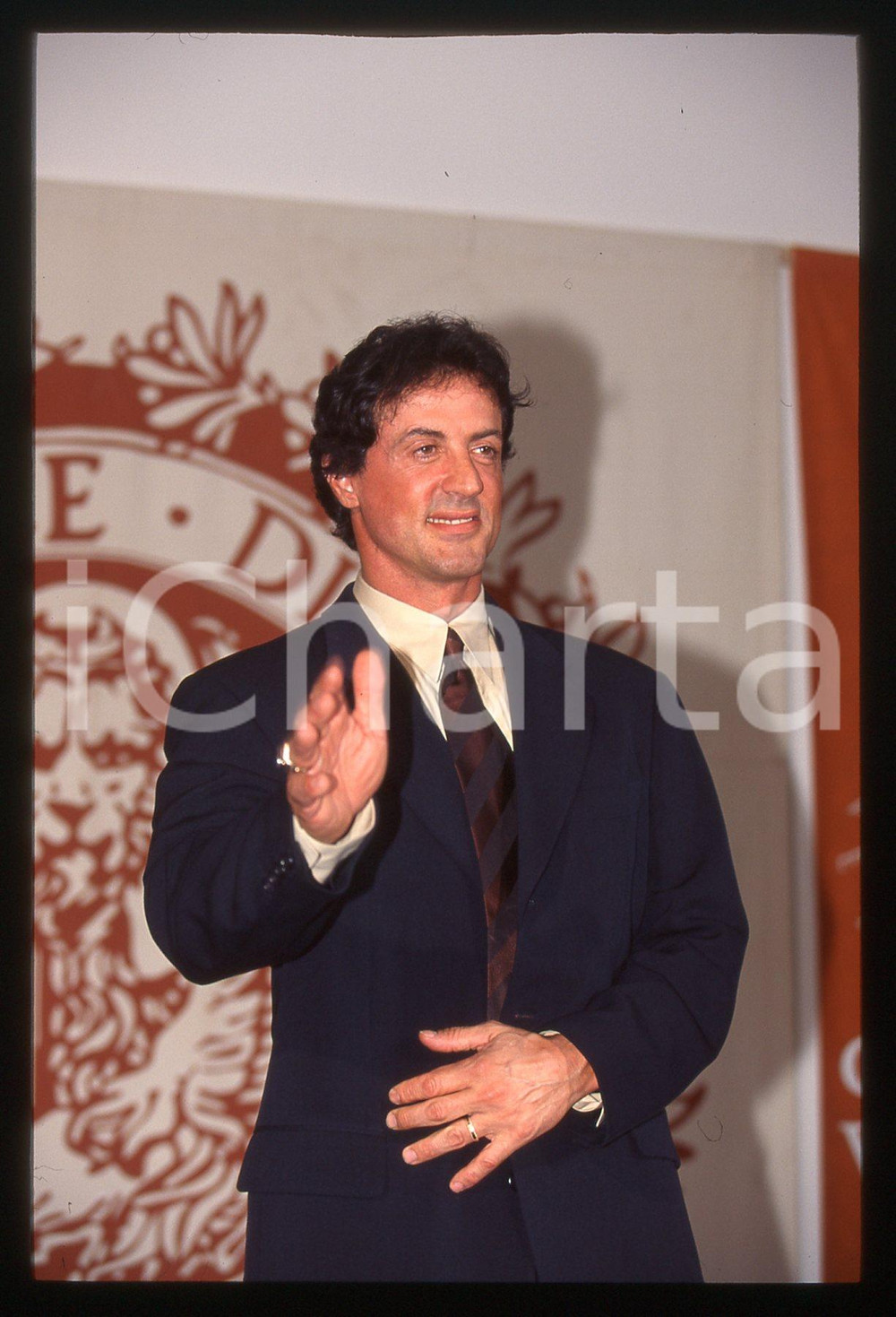 Sylvester STALLONE Mostra del cinema di VENEZIA 1997 35 mm vintage slide 20 Diapositiva d'epoca, in formato 35 mm.CONDIZIONI: GOODE' severamente vietata la riproduzione. Tutti i diritti sono riservati.Nella diapositiva ICharta mette in vendita, sul negozio eBay e in esclusiva sul sito "icharta" il proprio archivio composto da numerose diapositive e negativi fotografici d'epoca, tutti originali e autentici, che attraversano la storia del costume italiano tra gli la fine degli anni Sessanta e Novanta.Si tratta di uno sguardo inedito sull'attualit&agrave;, la politica, la vita quotidiana, il gossip e la cultura, che fotografa il cambiamento della nazione in quest'ultimo scorcio del XX secolo. Un'occasione unica per il mercato del collezionismo, che vede finalmente disponibile un archivio eccezionale per vastit&agrave;, tematiche e condizioni, in un settore (il negativo fotografico e la diapositiva) di assoluta novit&agrave; e dalle interessanti prospettive di investimento.  GOOD/buono   originale e autentica 1