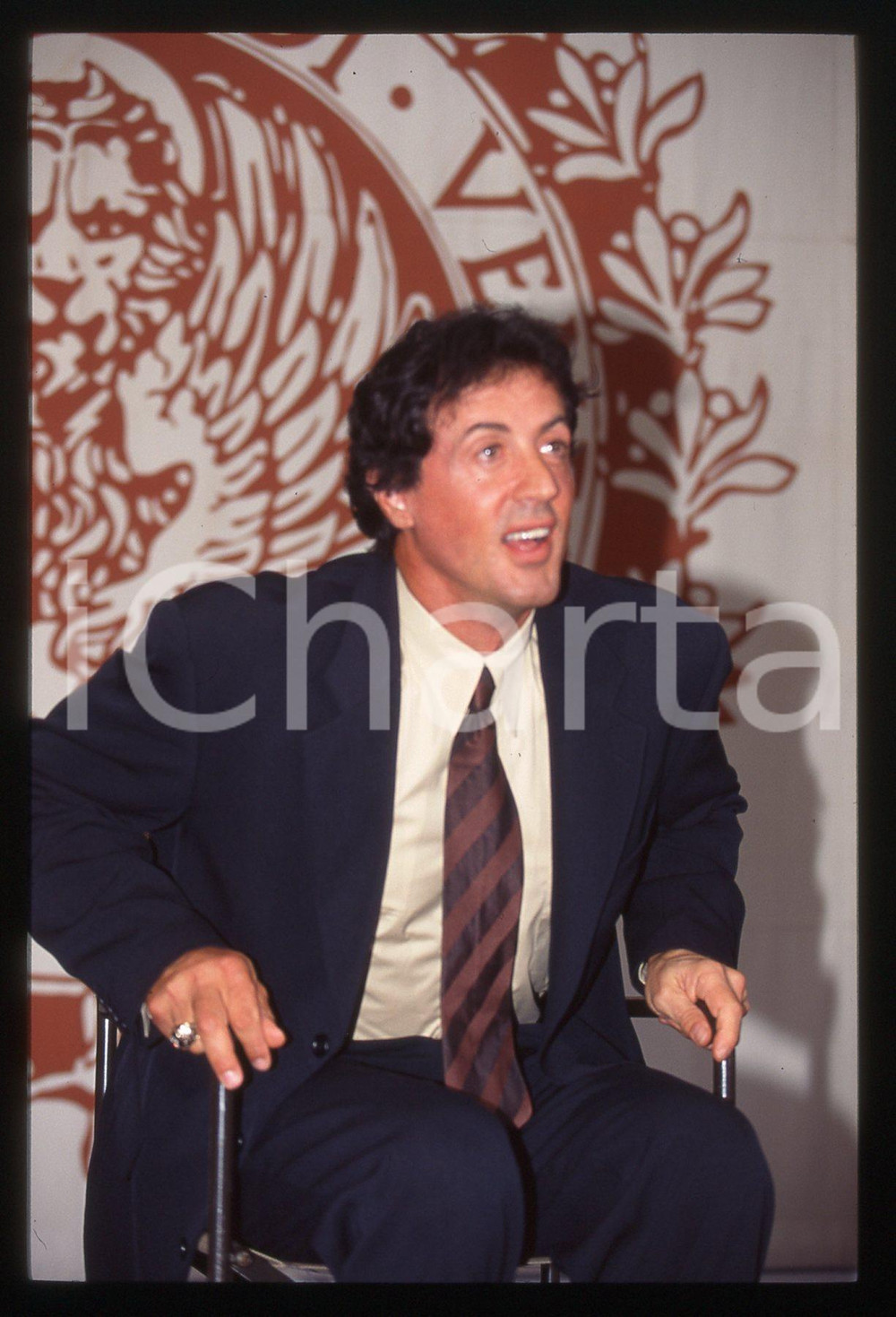 Sylvester STALLONE Mostra del cinema di VENEZIA 1997 35 mm vintage slide 21 Diapositiva d'epoca, in formato 35 mm.CONDIZIONI: GOODE' severamente vietata la riproduzione. Tutti i diritti sono riservati.Nella diapositiva ICharta mette in vendita, sul negozio eBay e in esclusiva sul sito "icharta" il proprio archivio composto da numerose diapositive e negativi fotografici d'epoca, tutti originali e autentici, che attraversano la storia del costume italiano tra gli la fine degli anni Sessanta e Novanta.Si tratta di uno sguardo inedito sull'attualit&agrave;, la politica, la vita quotidiana, il gossip e la cultura, che fotografa il cambiamento della nazione in quest'ultimo scorcio del XX secolo. Un'occasione unica per il mercato del collezionismo, che vede finalmente disponibile un archivio eccezionale per vastit&agrave;, tematiche e condizioni, in un settore (il negativo fotografico e la diapositiva) di assoluta novit&agrave; e dalle interessanti prospettive di investimento.  GOOD/buono   originale e autentica 1